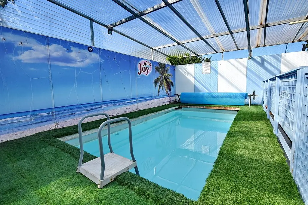 בריכה מקורה ומחוממת בחורף בסוויט ג'וי